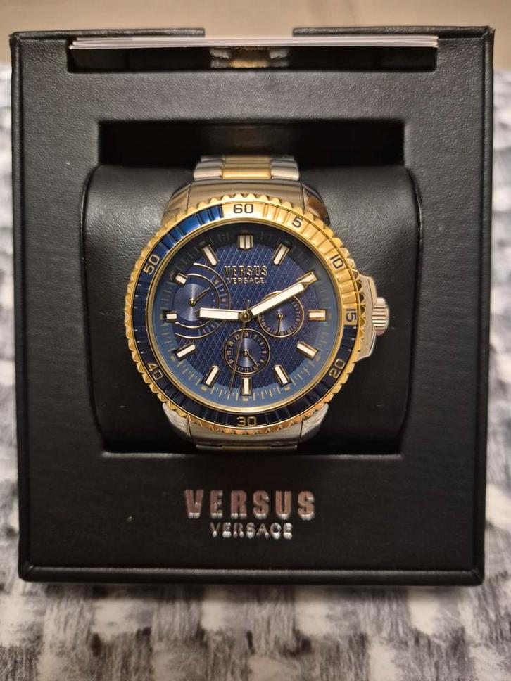 Versace versus heren horloge, Handtassen en Accessoires, Horloges | Heren, Ophalen