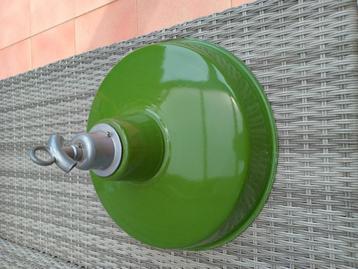 Industriële lamp in email beschikbaar voor biedingen
