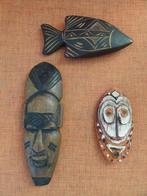 drie houtsnijwerken, twee maskertjes en een vis, Antiek en Kunst, Kunst | Beelden en Houtsnijwerken, Verzenden