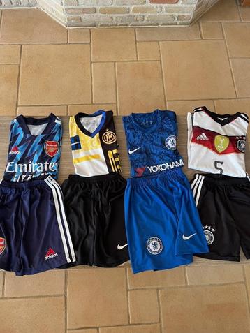 Lot van 4 voetbaltenues maat 152 merk Nike en Adidas beschikbaar voor biedingen