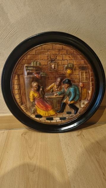 Wandbord in gips relief huiselijk tafereeltje beschikbaar voor biedingen