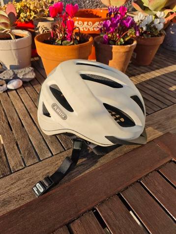 Fietshelm ABUS wit - dames of heren beschikbaar voor biedingen