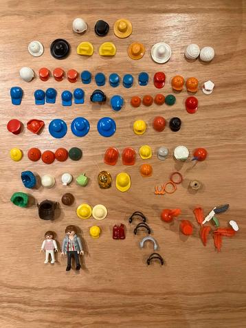 2 playmobil figuren + 70 hoofddeksels en accessoires beschikbaar voor biedingen