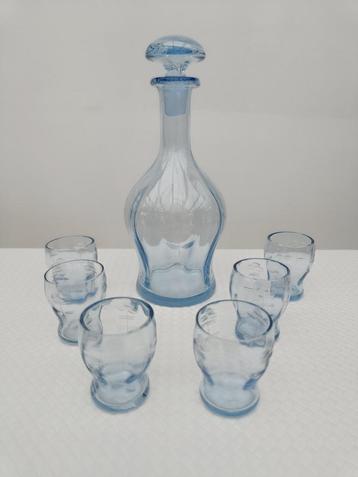 Klein glazen karafje met bijhorende glaasjes. Hoogte: 29,5cm