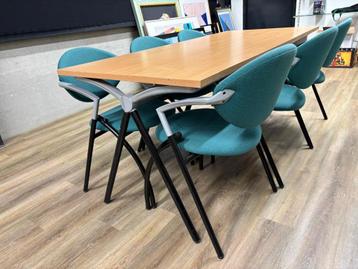 vergadertafel met 6 stoelen beschikbaar voor biedingen