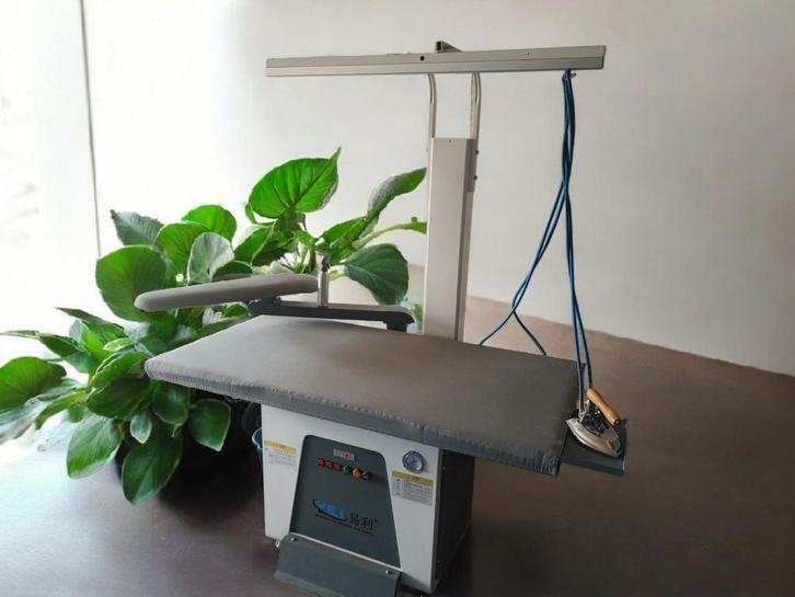 industriële strijktafel, Elektronische apparatuur, Strijkijzers en Strijkplanken, Zo goed als nieuw, Strijkijzer met snoer, Ophalen