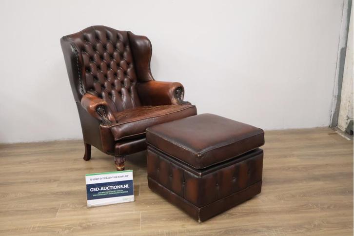 Lederen Oorfauteuil met Poef van Chesterfield, Antiquités & Art, Antiquités | Autres Antiquités