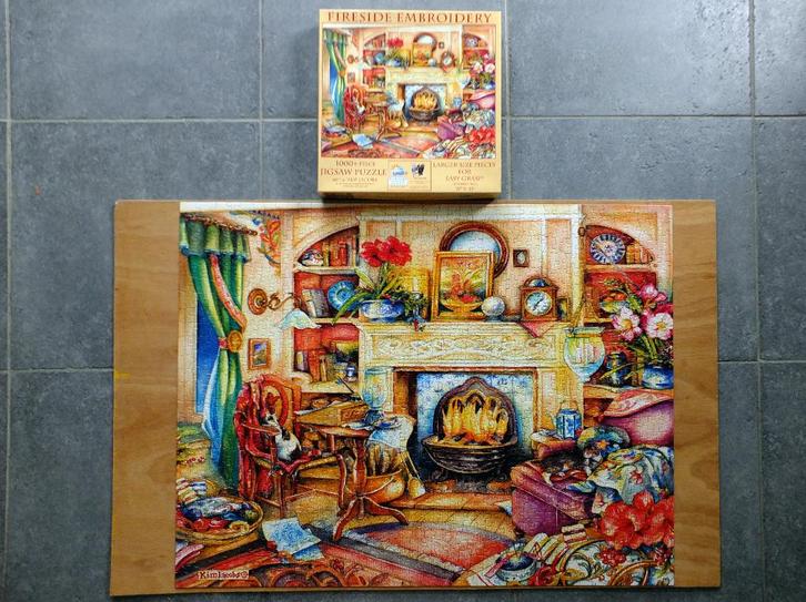 Puzzle 1000 pièces SunsOut - Fireside embroidery, Kim Jacobs, Hobby en Vrije tijd, Denksport en Puzzels, Zo goed als nieuw, Legpuzzel