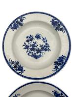 4 assiettes creuses Tournai XVIIIe porcelaine décor mouche, Antiquités & Art, Enlèvement ou Envoi