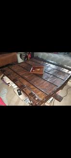 Salontafel met olifantenzadel, Ophalen