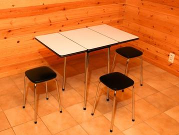 Héél handige en stevige klap tafel met 3 stoelen beschikbaar voor biedingen
