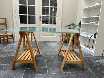 nette glazen bureautafel beschikbaar voor biedingen