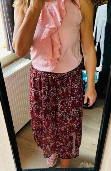 Rode rok met roze tinten beschikbaar voor biedingen
