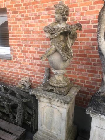 Mooie verweerde Tuinbeeld putti op sokkel  beschikbaar voor biedingen