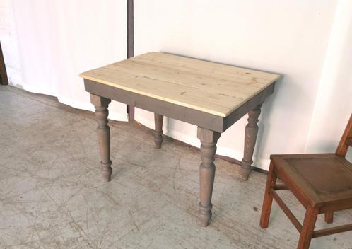 kleine houten tuin eettafel met grijs onderstel L 95 B 72, Tuin en Terras, Tuintafels, Gebruikt, Rechthoekig, Hout, Ophalen
