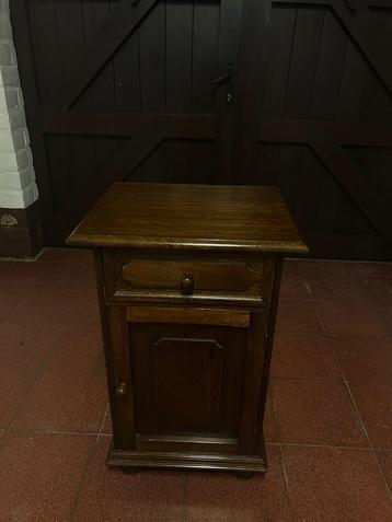 Antieken houten kastje beschikbaar voor biedingen