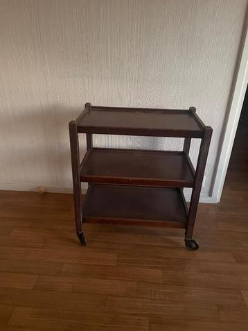 Theetafeltje op wieltjes (trolley) met drie bladen beschikbaar voor biedingen