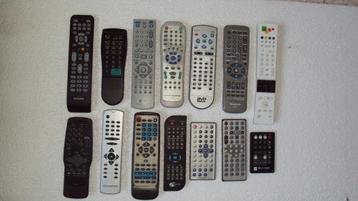 a vendre un lot de 14 telecommandes tv video et dvd