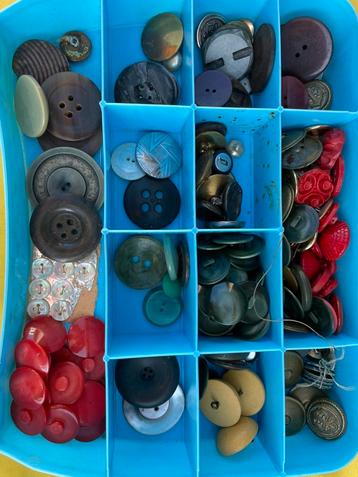 Doos met een assortiment knopen beschikbaar voor biedingen