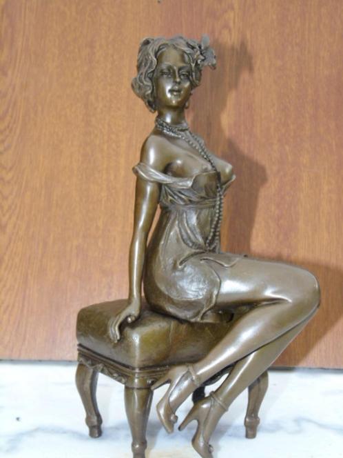 Een vrouw met blote borsten op een bronzen voetenbank gesign, Antiek en Kunst, Antiek | Brons en Koper, Brons, Ophalen