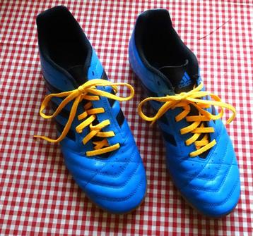 chaussure foot salle beschikbaar voor biedingen