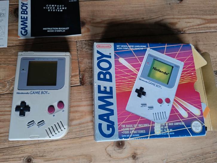 Boxed game boy met 17 games, Games en Spelcomputers, Spelcomputers | Nintendo Game Boy, Zo goed als nieuw, Ophalen of Verzenden
