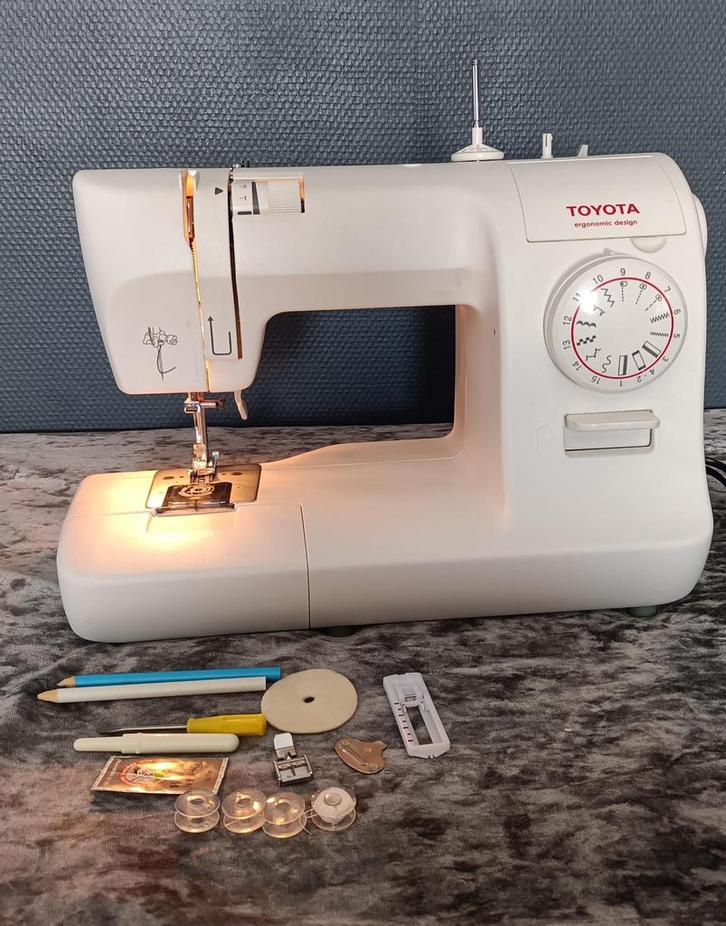 TOYOTA SPA 15 naaimachine met accessoires., Hobby en Vrije tijd, Naaimachines en Toebehoren, Zo goed als nieuw, Naaimachine, Overige merken