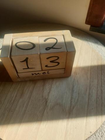 Te koop verstelbare kalender in hout !! beschikbaar voor biedingen
