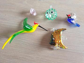 Glazen beeldjes beschikbaar voor biedingen