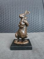 Bronzen beeldje Met 2 konijntjes gemerkt + gieterij stempel, Antiek en Kunst, Ophalen