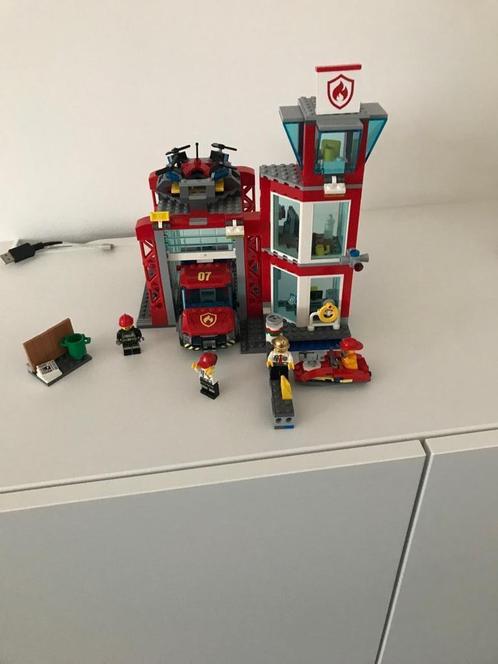 Lego City Brandweerkazerne 60215, Kinderen en Baby's, Speelgoed | Duplo en Lego, Zo goed als nieuw, Lego, Complete set, Ophalen