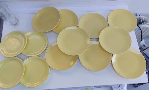 13 assiettes jaunes table de Pâques dessert, Huis en Inrichting, Keuken | Servies, Zo goed als nieuw, Bord(en), Effen, Keramiek