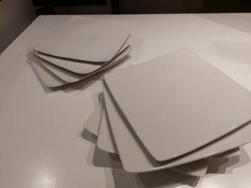 Vierkante dinerborden en kommen. beschikbaar voor biedingen