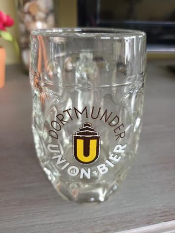 Glas Dortmunder union-bier beschikbaar voor biedingen