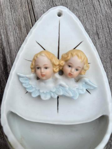 Vintage wijwatervat engeltjes beschikbaar voor biedingen