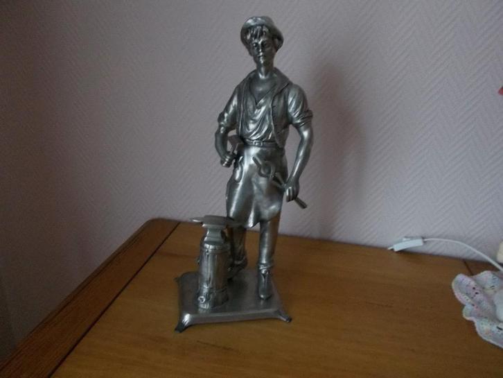 Figurine de forgeron au travail en étain 94 %., Verzamelen, Beelden en Beeldjes, Zo goed als nieuw, Mens, Ophalen
