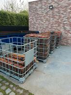 Boomse pannen gestapeld in kooien €1/pan ongeveer 1600 stuks, Doe-het-zelf en Bouw, Ophalen, Zwart, Dakpannen