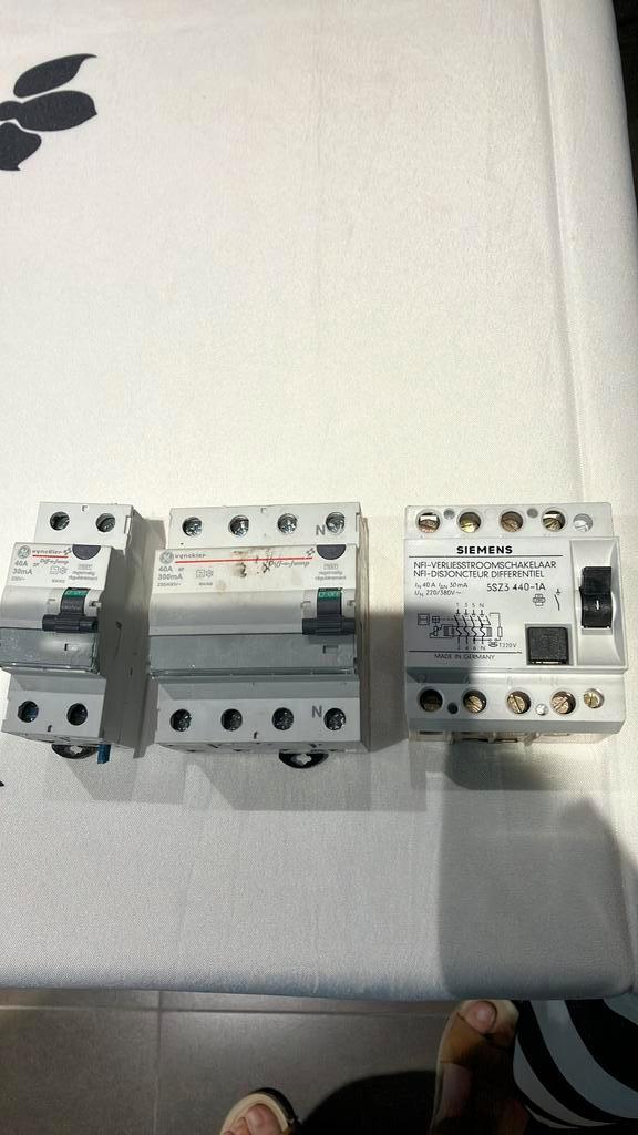 Verliesstroomschakelaars, Doe-het-zelf en Bouw, Elektriciteit en Kabels, Zo goed als nieuw, Ophalen
