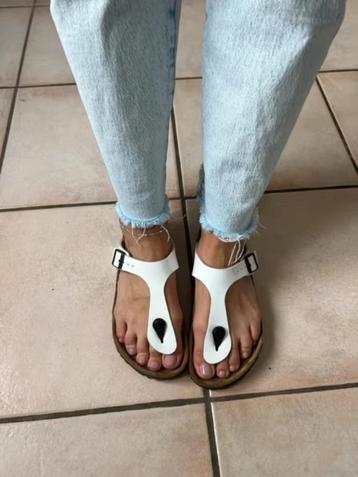 Pantoufles Gizeh Birkenstock laquées blanches taille 41 livr