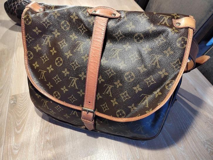 Louis Vuitton Saumur 35 – Authentieke Vintage Crossbody Tas, Handtassen en Accessoires, Tassen | Damestassen, Gebruikt, Schoudertasje