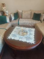 Salon marocain avec table