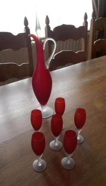 glazen karaf met likeurglaasjes beschikbaar voor biedingen