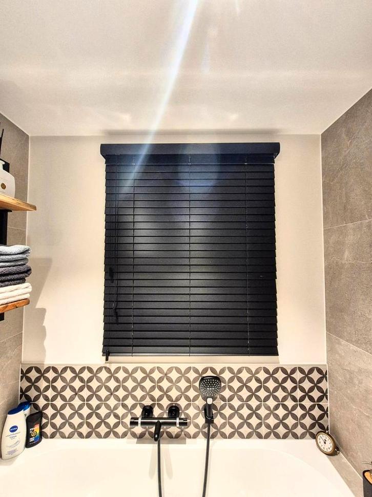 Horizontale jaloezie 100x120 zwart hout DIAZ., Huis en Inrichting, Stoffering | Gordijnen en Lamellen, Zo goed als nieuw, 100 tot 150 cm