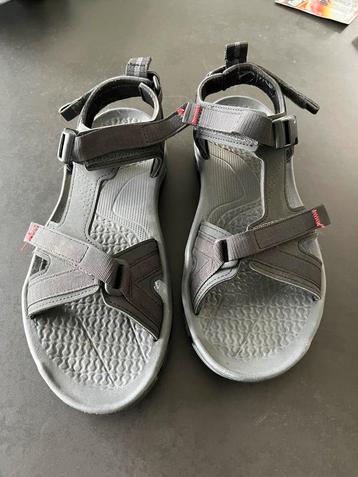 Quechua zwart-grijze sandalen maat 41/42. Zeer goede staat. beschikbaar voor biedingen