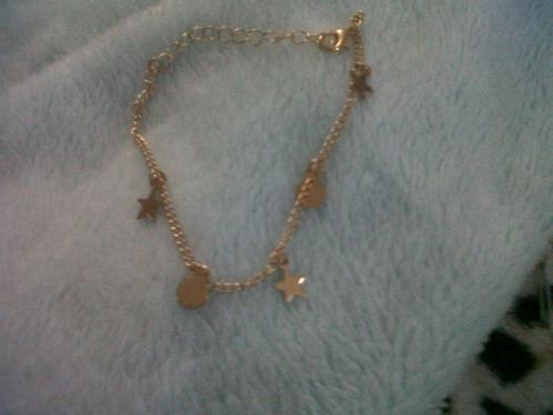 Verguld armbandje met bedeltjes sterretjes, Handtassen en Accessoires, Armbanden, Nieuw, Goud, Goud, Met bedels of kralen, Ophalen of Verzenden