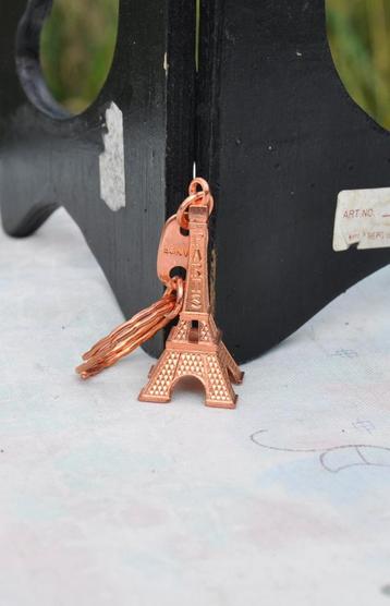 porte clef tour eiffel  metal couleur bronze rosé 