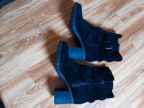 Wijdere Enkellaarsjes in daim&leder., Kleding | Dames, Schoenen, Zo goed als nieuw, Lage of Enkellaarzen, Zwart, Ophalen of Verzenden