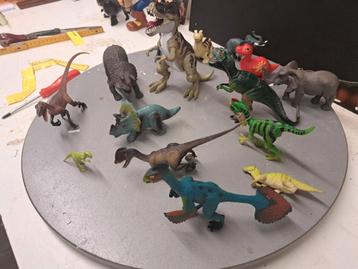 15 dinosaures dont 3 avec son et lumière. Prix pour tous