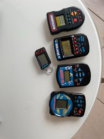 4 vintage minigameconsoles beschikbaar voor biedingen