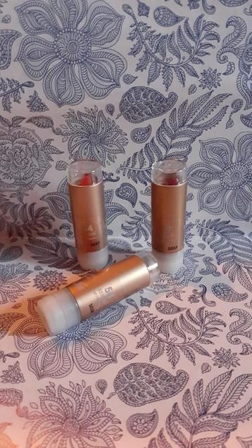 3 tubes rouge diffèrent a lèvre marque  couleur caramel  beschikbaar voor biedingen